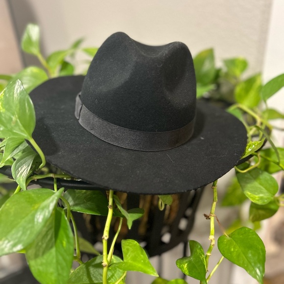 Lot of Four Fall Hats - Picture 1 of 16